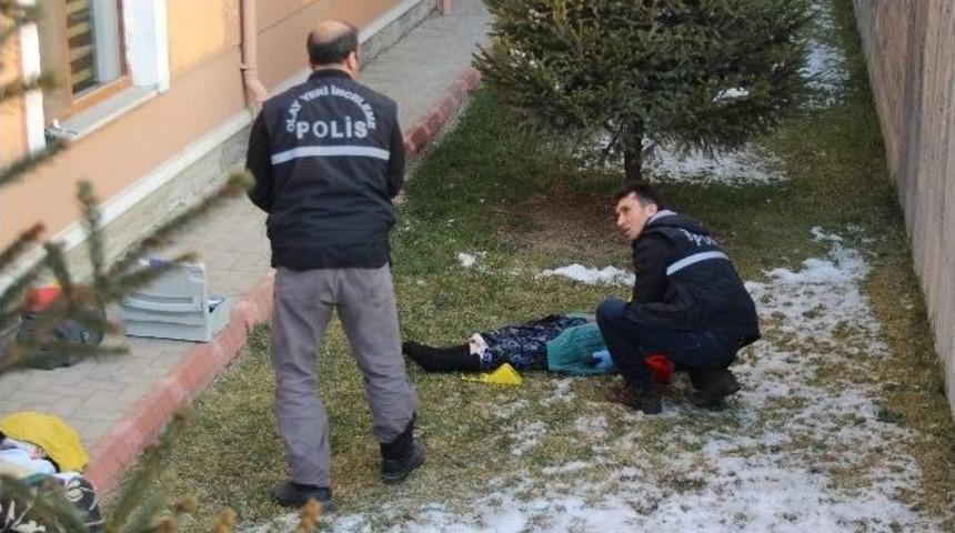 Yaşlı Kadın 4&rsquo;&uuml;nc&uuml; Kattan Atlayarak İntihar Etti