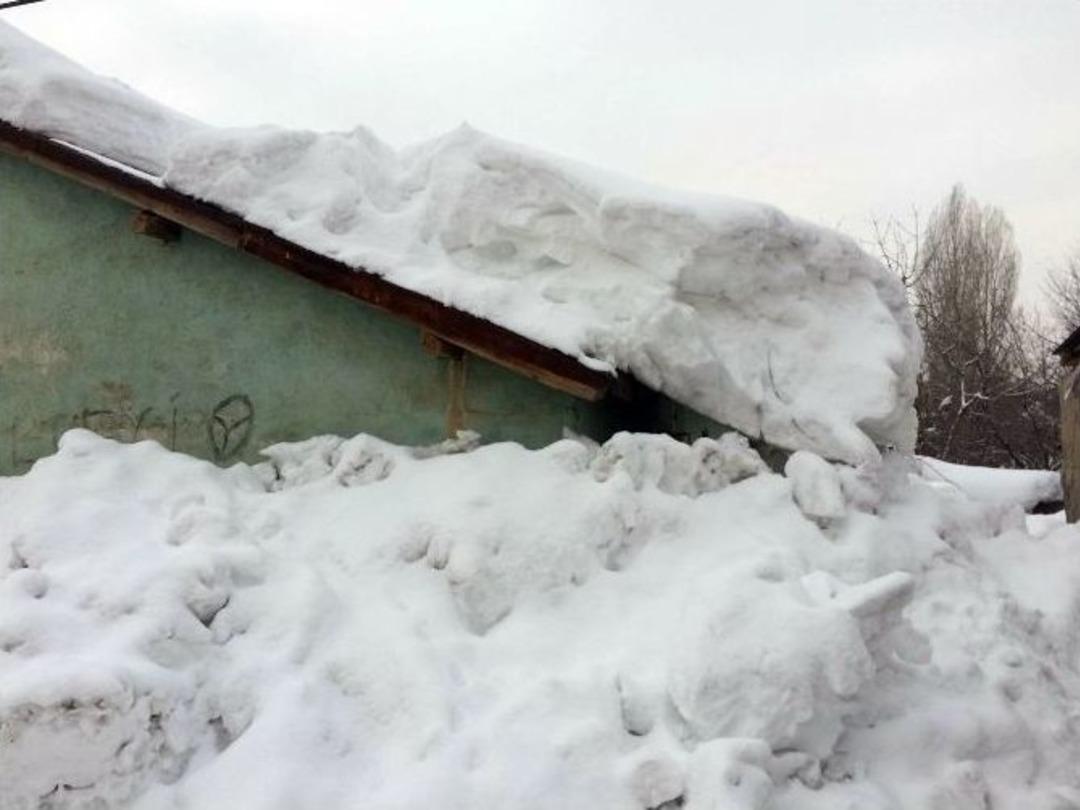 Bitlis&rsquo;te Tek Katlı Evler Kara G&ouml;m&uuml;ld&uuml;