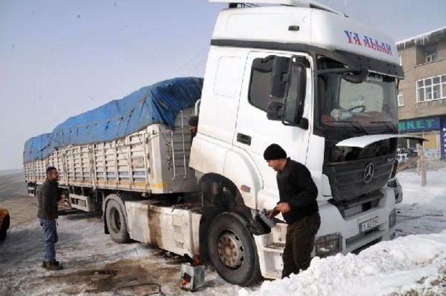 Yüksekova'da Soğukta Tır'ın Yakıt Deposu Dondu