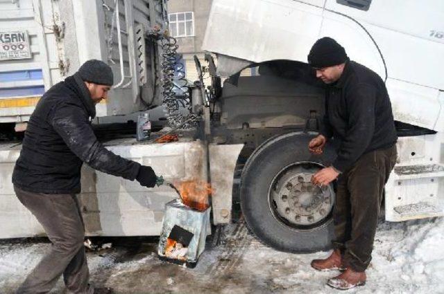 Yüksekova'da Soğukta Tır'ın Yakıt Deposu Dondu