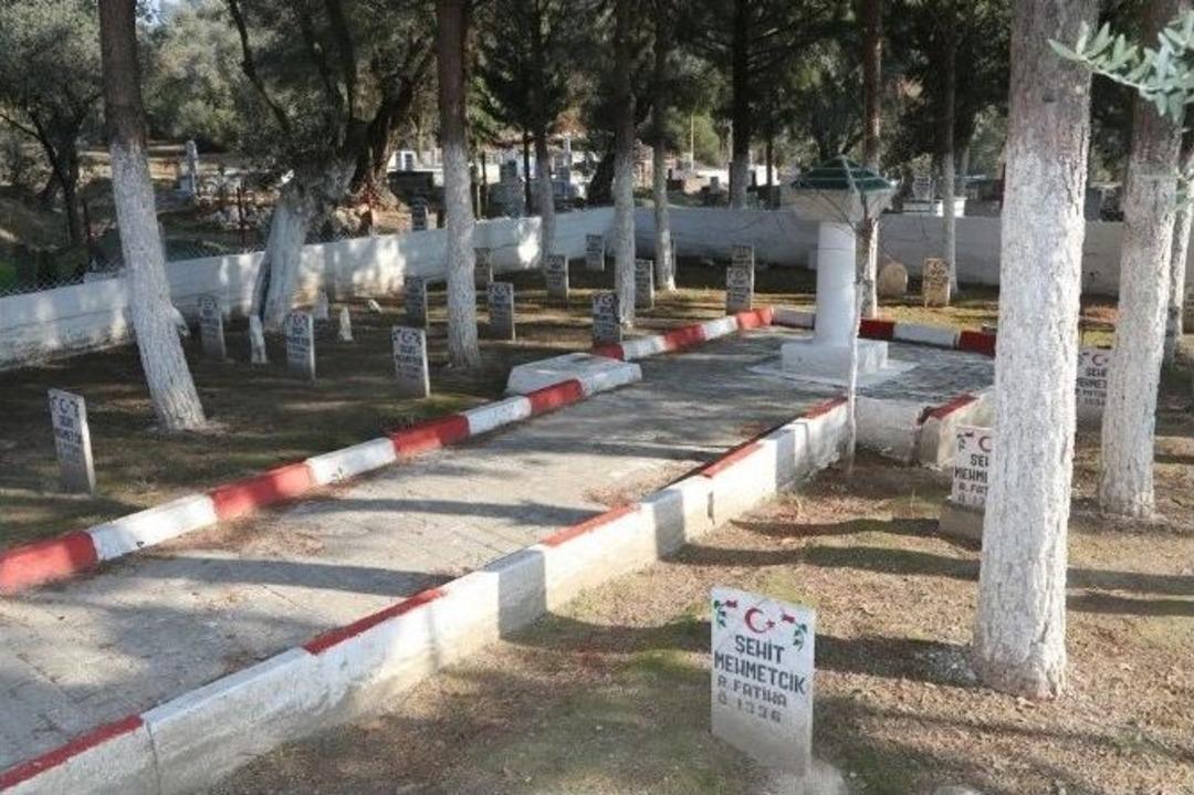 &Ccedil;ayy&uuml;z&uuml; Şehitliği Kırmızı-beyaz Renklere Boyandı