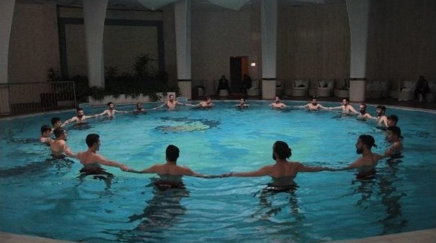 Eskişehirsporlu Oyuncuların Havuzda Kuvvet &Ccedil;alışması