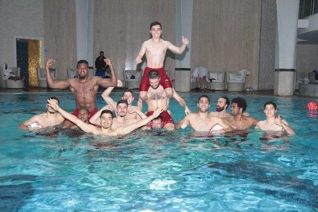 Eskişehirsporlu Oyuncuların Havuzda Kuvvet &Ccedil;alışması 1