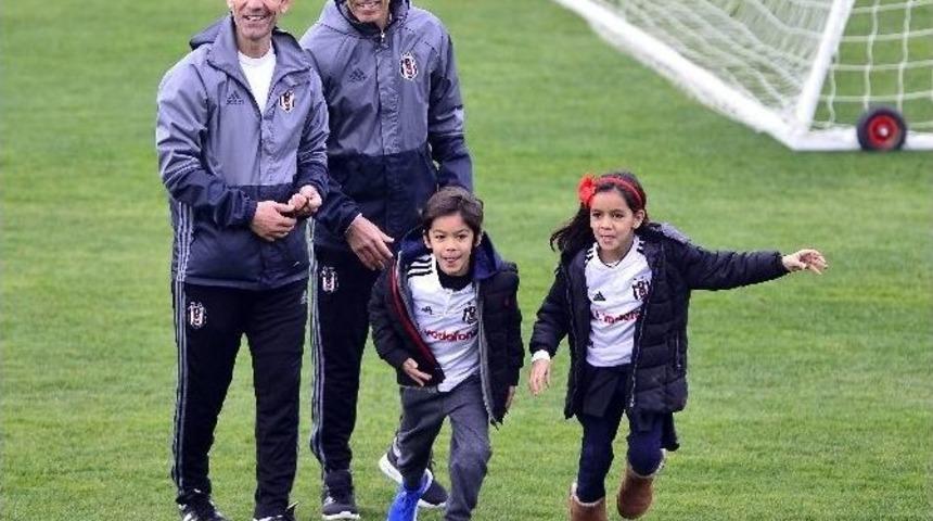 Beşiktaş İdmanında Minikler Sahada