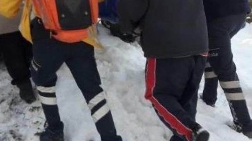 Kar Ge&ccedil;it Vermeyince Hastaya Y&uuml;r&uuml;yerek Ulaştılar