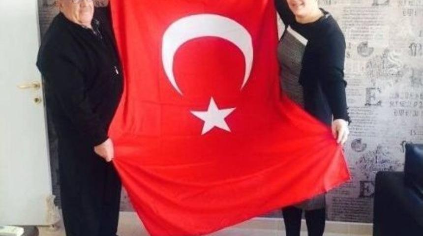 Osmaniye Mimarlar Odası, Kuvayi Milliye Derneği&rsquo;ne Bayrak Hediye Etti