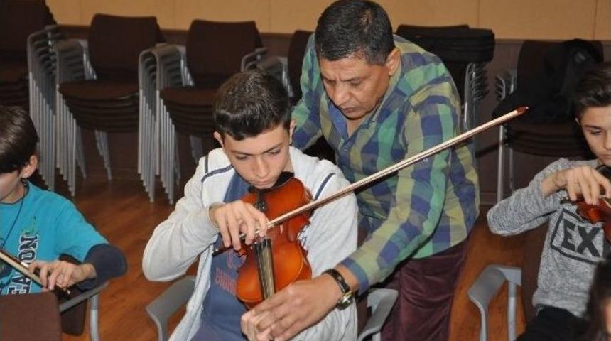 Salihli Belediyesi Sanata &Ouml;nc&uuml;l&uuml;k Ediyor