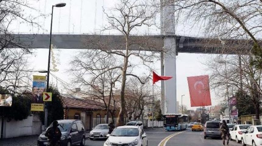 Chp Heyeti Reina Katlimaında Hayatını Kaybedenler I&ccedil;in Dua Etti, &Ccedil;elenk Bıraktı