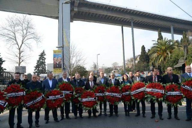 Chp Heyeti Reina Katlimaında Hayatını Kaybedenler Için Dua Etti, Çelenk Bıraktı