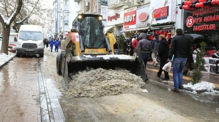 Odunpazarı Belediyesi Ekiplerinin Karla M&uuml;cadelesi Devam Ediyor