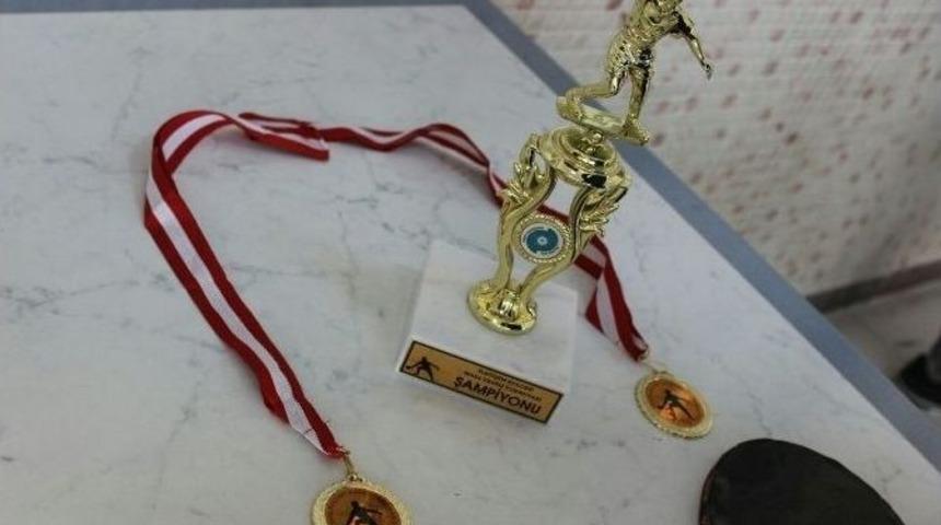 İletişim Fak&uuml;ltesinin Tenis Turnuvasında Kupa Sahibini Buldu