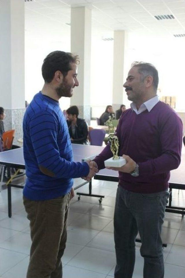 İletişim Fak&uuml;ltesinin Tenis Turnuvasında Kupa Sahibini Buldu 1