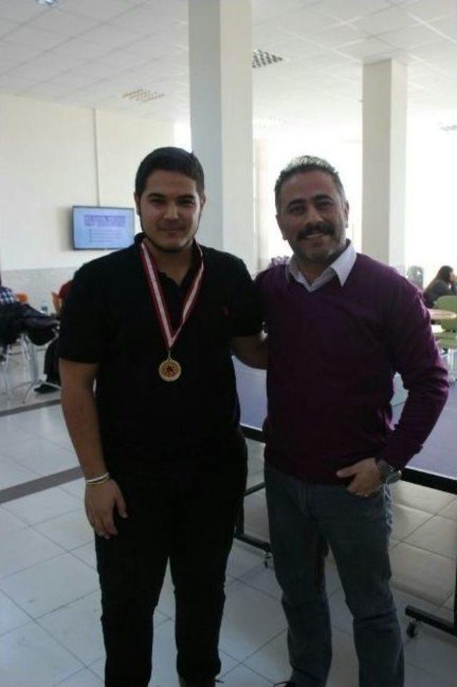 İletişim Fak&uuml;ltesinin Tenis Turnuvasında Kupa Sahibini Buldu 2