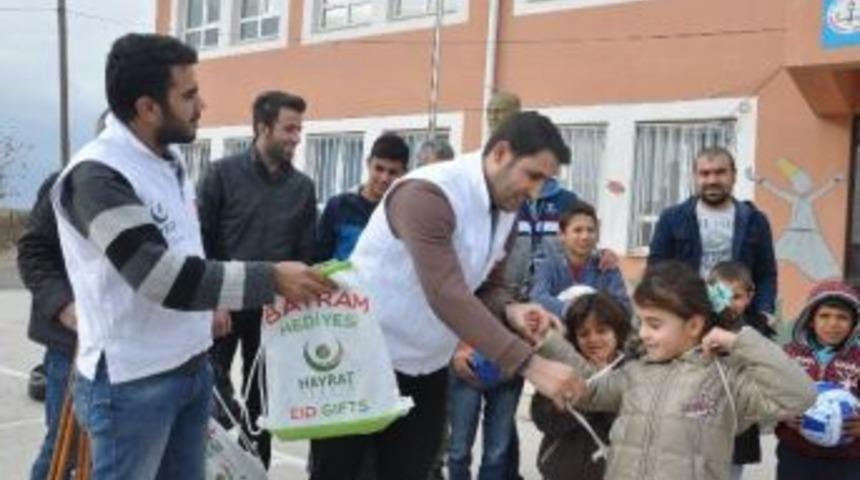 &Uuml;niversite &Ouml;ğrencilerinden Okullara Yardım