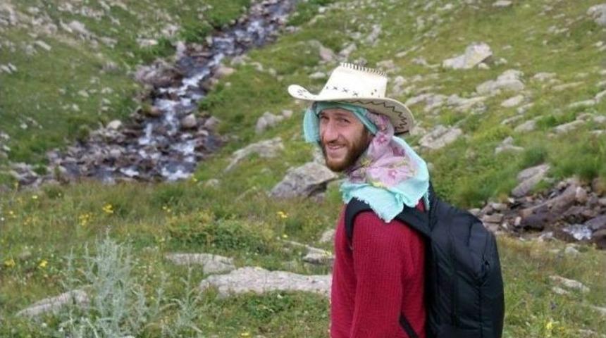 Her Yerde Gri Ojeli Kızı Arıyor