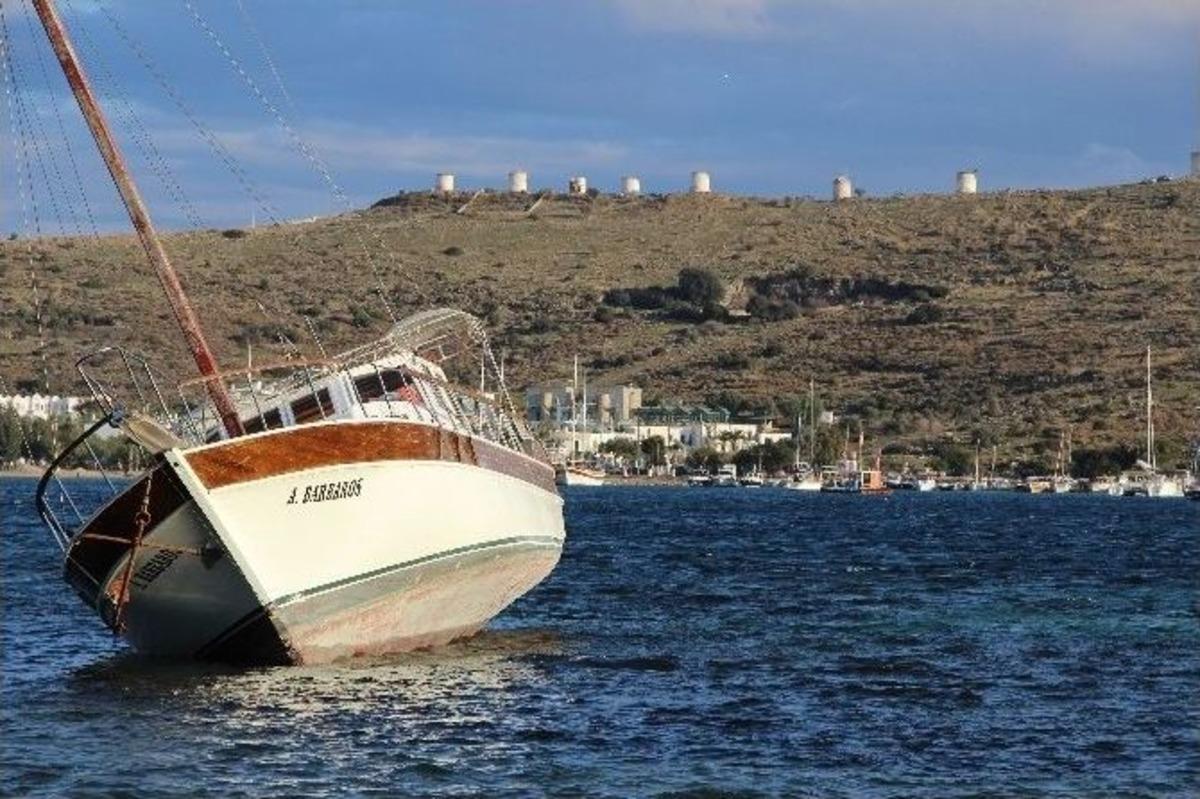 Karaya Oturan 2 Y&uuml;z Bin Liralık Tekne Kaderine Terk Edildi