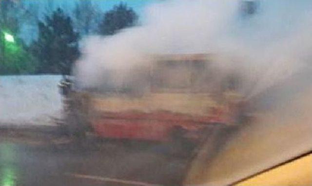 Tır Ile &Ccedil;arpışan Minib&uuml;s Alev Alev Yandı 1