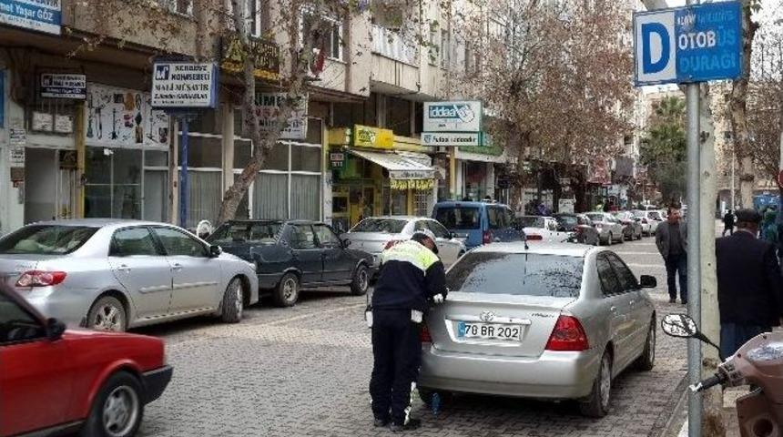 Trafik Ekipleri Hatalı Parklara G&ouml;z A&ccedil;tırmıyor