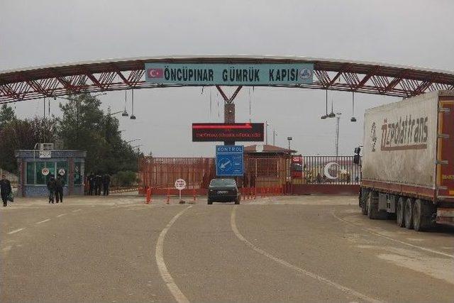 &Ouml;nc&uuml;pınar Sınır Kapısı&rsquo;nda Yardım Tırı Yoğunluğu 1