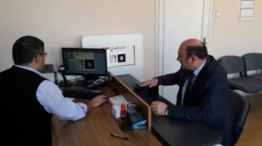 Osmaneli Kaymakamı &Ccedil;akıcı, Yeni Kimlik Kartı M&uuml;racaatında Bulundu