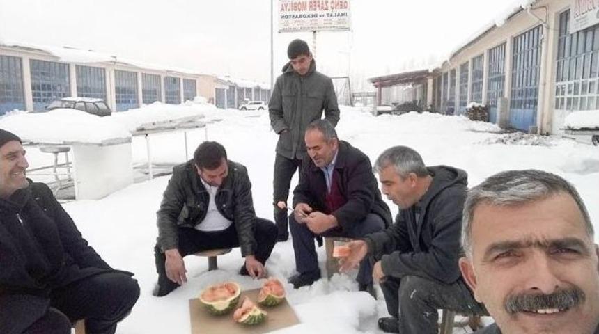 Kar &Uuml;st&uuml;nde Karpuz Keyfi