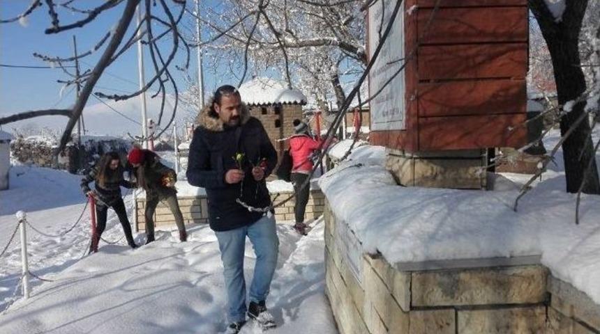 Ermenilerin Yanık Cami&rsquo;de Diri Diri Yaktığı 300 T&uuml;rk Anıldı