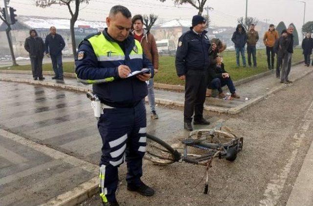 Düzce'de Otomobilin Çarptığı Bisikletli Yaralandı