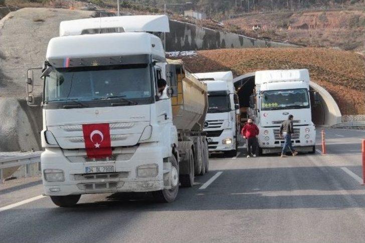 Kamyoncular, Yavuz Sultan Selim Köprüsü Ve Otoban Ücretlerini Protesto Etti G1