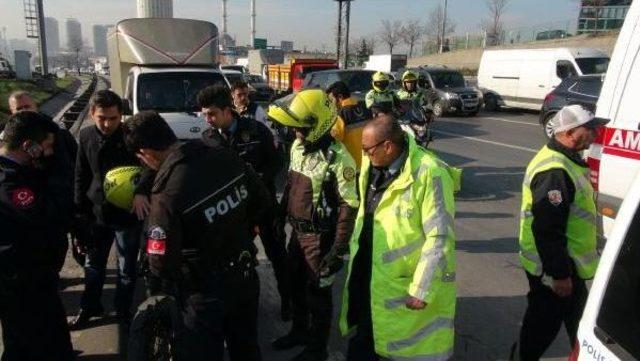 Motosikletli Polise Çarpan Otomobil Kayıplara Karıştı