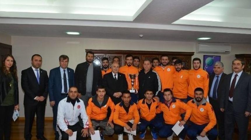 Şampiyonlardan Rekt&ouml;r G&ouml;n&uuml;ll&uuml;&rsquo;ye Ziyaret