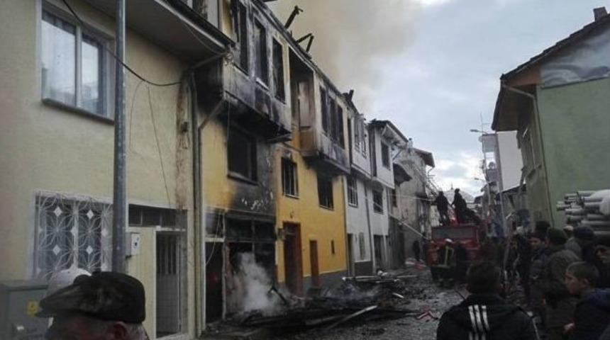 Eskigediz Beldesindeki Yangında 4 Ev Kullanılamaz Hale Geldi