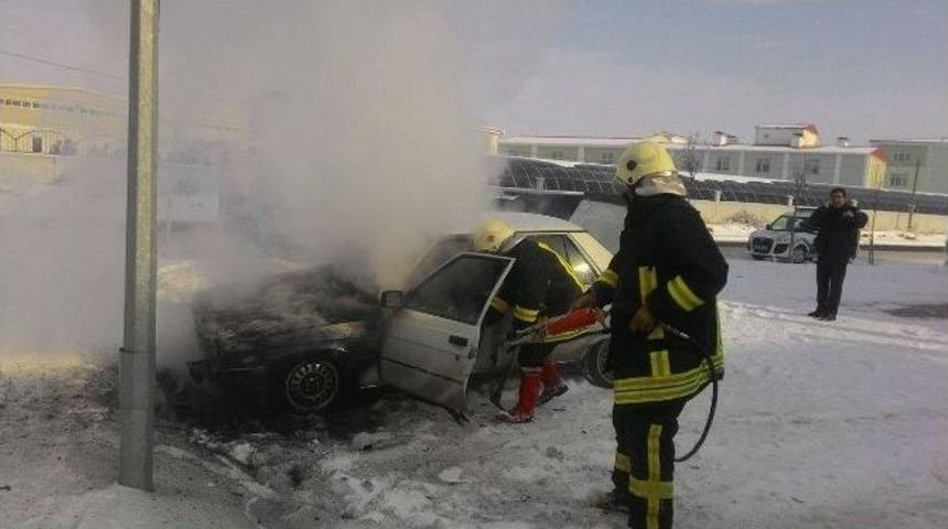 Otoparkta &Ccedil;ıkan Ara&ccedil; Yangını Paniğe Neden Oldu