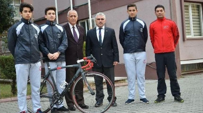 Milli M&uuml;cadele&rsquo;nin Başladığı Pozantı&rsquo;dan Aldıkları T&uuml;rk Bayrağını Adana Valisi Demirtaş&rsquo;a Teslim Edecekler