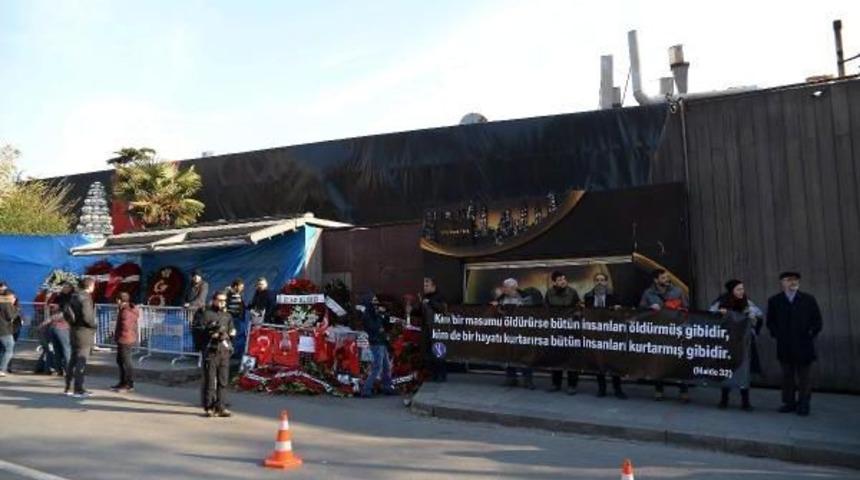 Antikapitalist M&uuml;sl&uuml;manlar Reina'nın &Ouml;n&uuml;nde