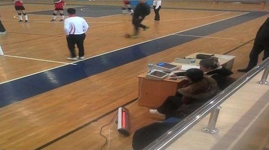 Hakemler &Ccedil;areyi Elektrikli Sobayla Isınmakta Buldu