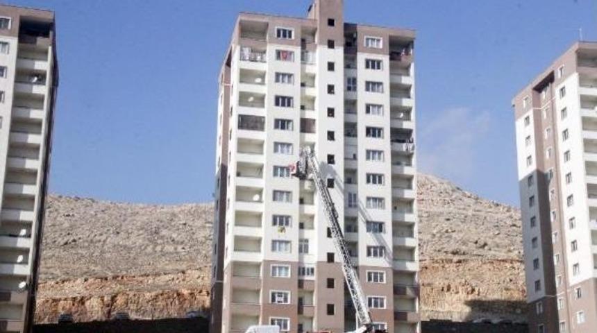 İhbar &Uuml;zerine Itfaiye Merdiveniyle 9'uncu Kattaki Daireye &Ccedil;ıkıldı, Kimse Bulunamadı