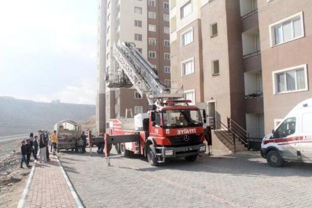 İhbar &Uuml;zerine Itfaiye Merdiveniyle 9 uncu Kattaki Daireye &Ccedil;ıkıldı, Kimse Bulunamadı 1