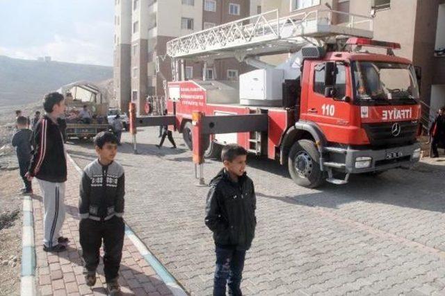 İhbar &Uuml;zerine Itfaiye Merdiveniyle 9 uncu Kattaki Daireye &Ccedil;ıkıldı, Kimse Bulunamadı 2