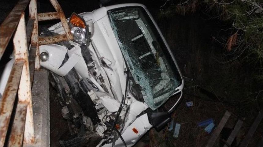 Kamyonet Korkuluklarda Asılı Kaldı