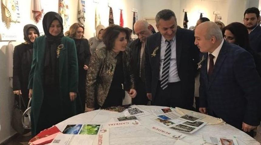 &Ccedil;emberimde G&uuml;l Oya Sergisi A&ccedil;ıldı