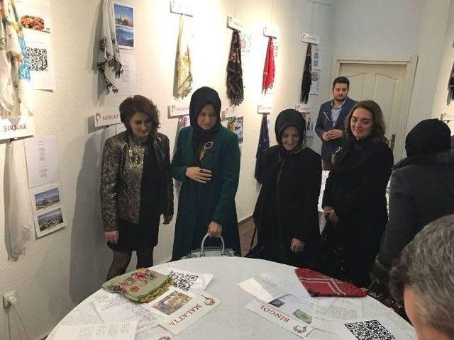 &Ccedil;emberimde G&uuml;l Oya Sergisi A&ccedil;ıldı 1