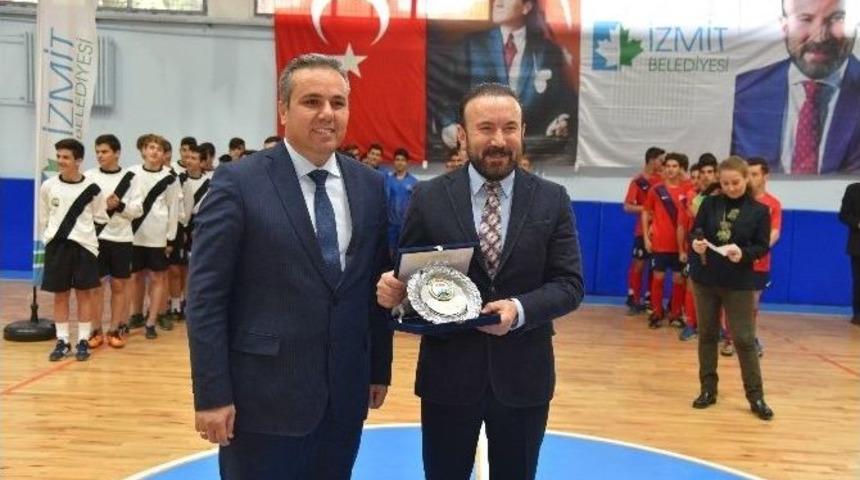 İzmit Belediyesi, Sanat Okulu Spor Salonunu Yeniledi