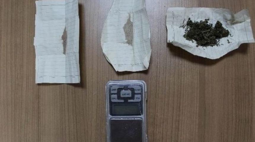 Polisin Ş&uuml;phelendiği Ara&ccedil;tan Uyuşturucu &Ccedil;ıktı