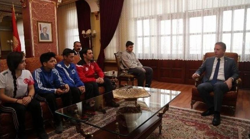 Sporculardan, Vali G&uuml;l&rsquo;e Ziyaret