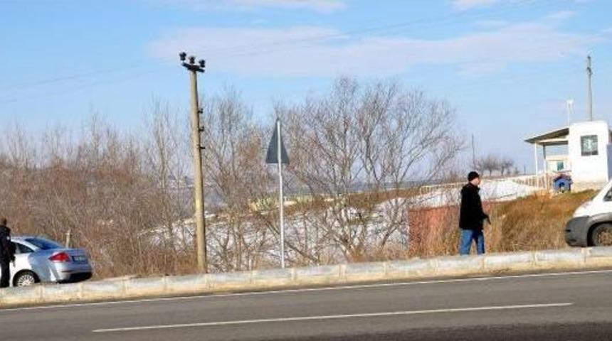 Polisin 'dur' Ihtarına Uymayıp Ka&ccedil;an Ara&ccedil;ta 3 Kişi Yakalandı