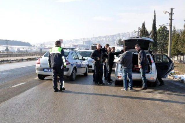 Polisin 'dur' Ihtarına Uymayıp Kaçan Araçta 3 Kişi Yakalandı