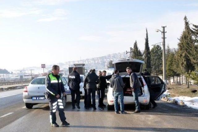 Polisin 'dur' Ihtarına Uymayıp Kaçan Araçta 3 Kişi Yakalandı