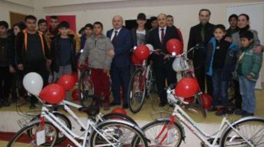 Vali Dağlı Bisiklet Dağıttı