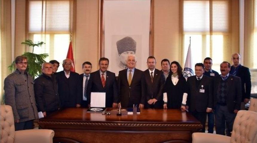 Muhtarlar&rsquo;dan Başkan G&uuml;r&uuml;n&rsquo;e Teşekk&uuml;r Plaketi