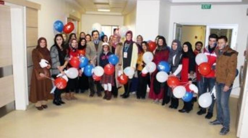 &Uuml;niversite &Ouml;ğrencilerinden Hasta &Ccedil;ocuklara Moral Ziyareti